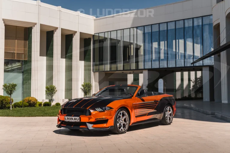 Ford Mustang - фото