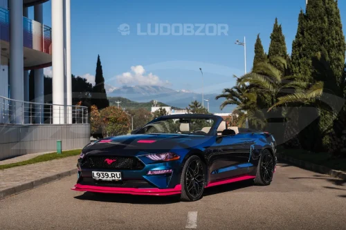 Ford Mustang - фото