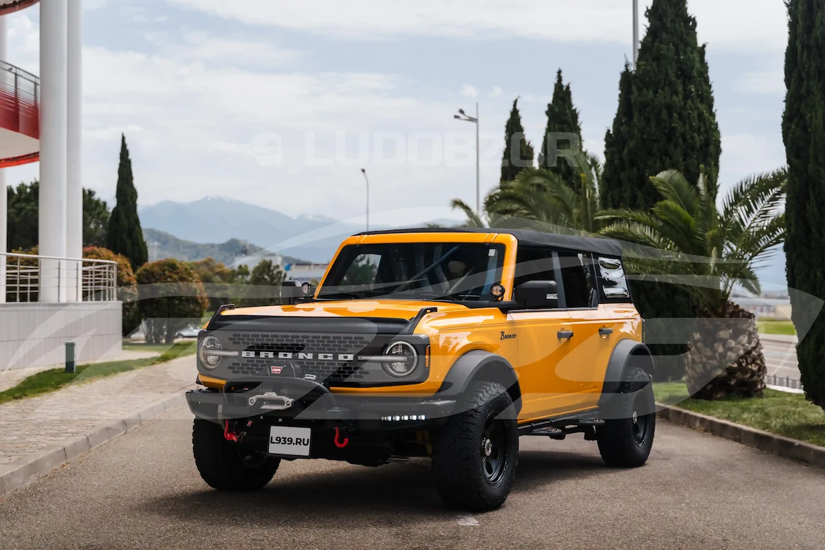 Ford Bronco - фото